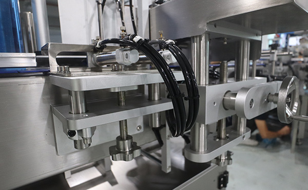 全自動(dòng)雙側(cè)面貼標(biāo)機(jī),側(cè)面貼標(biāo)機(jī),全自動(dòng)貼標(biāo)機(jī)生產(chǎn)廠家