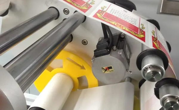 實(shí)時打印貼標(biāo)機(jī),平面貼標(biāo)機(jī)設(shè)備,貼標(biāo)機(jī)廠家,高臻智能